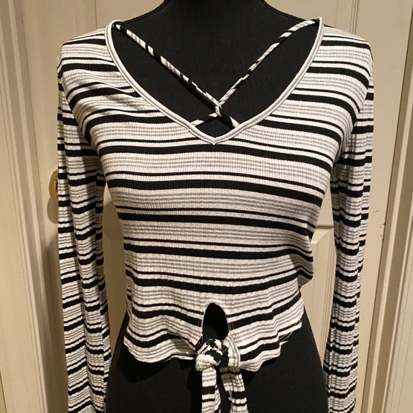 White and black crop top - Picture 2 of 5